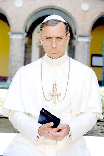 tyveri anker Elektriker Jude Law commands the screen as the enigmatic 'Young Pope' on HBO |  Entertainment | gwinnettdailypost.com