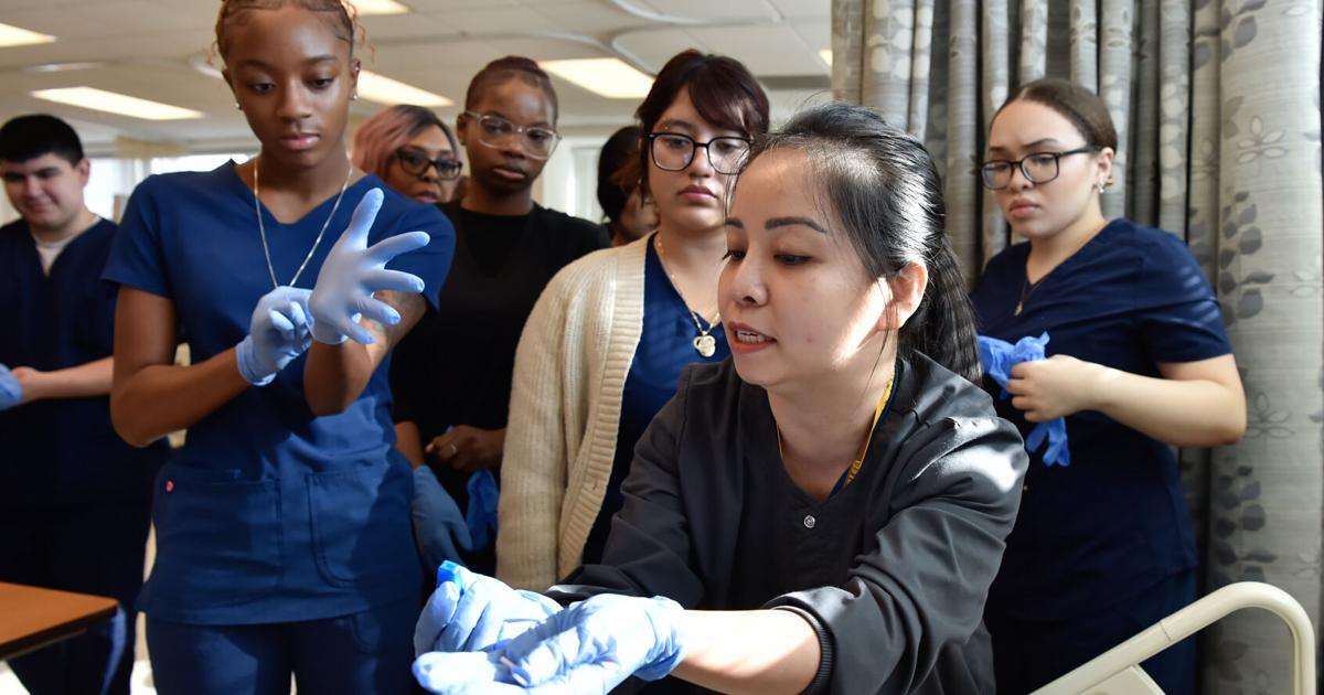 PHOTOS College Nursing Program Hosts Discovery High