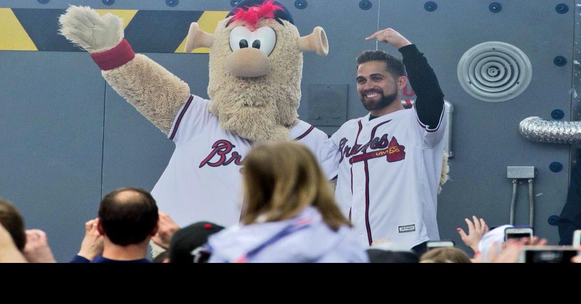 Braves mascot rips off shirt to show UGA jersey underneath