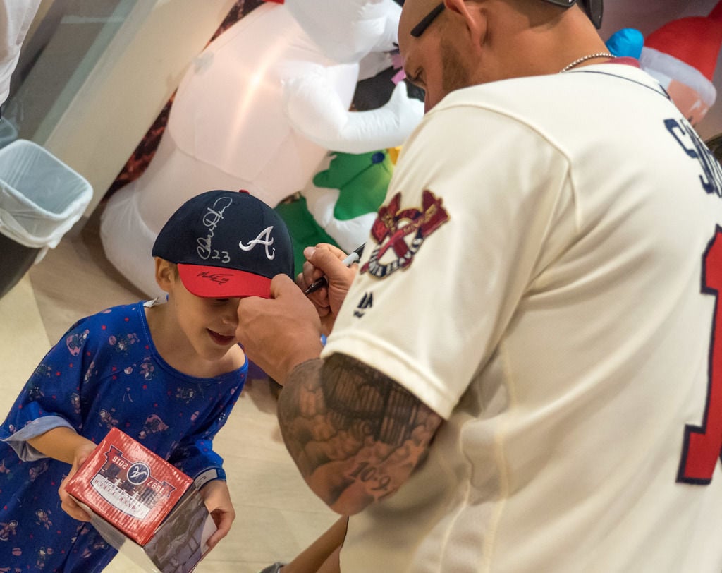 Francoeurs, Braves make annual stop at children's hospital for