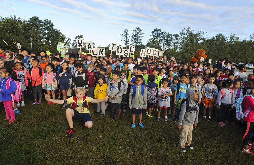 Hundreds at Parsons Elementary participate in Walk to School Day
