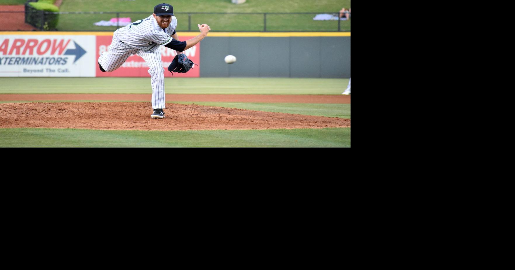 Brewers call up submarine pitcher Ben Rowen