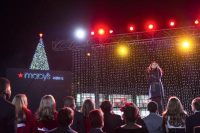 Macy S At Lenox Square Mall In Atlanta Kicks Off Holiday Season With Tree Lighting State News Gwinnettdailypost Com