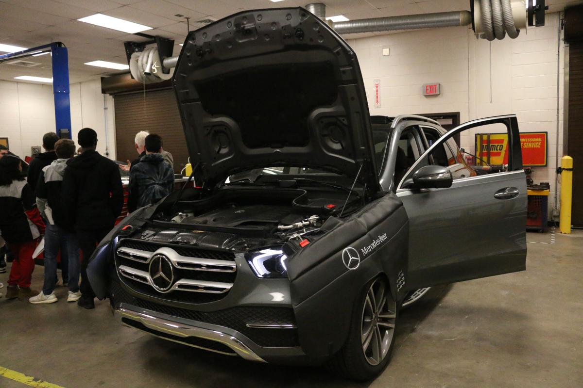 Maxwell Students Get Schooled In Mercedes Benz Vehicles News Gwinnettdailypost Com