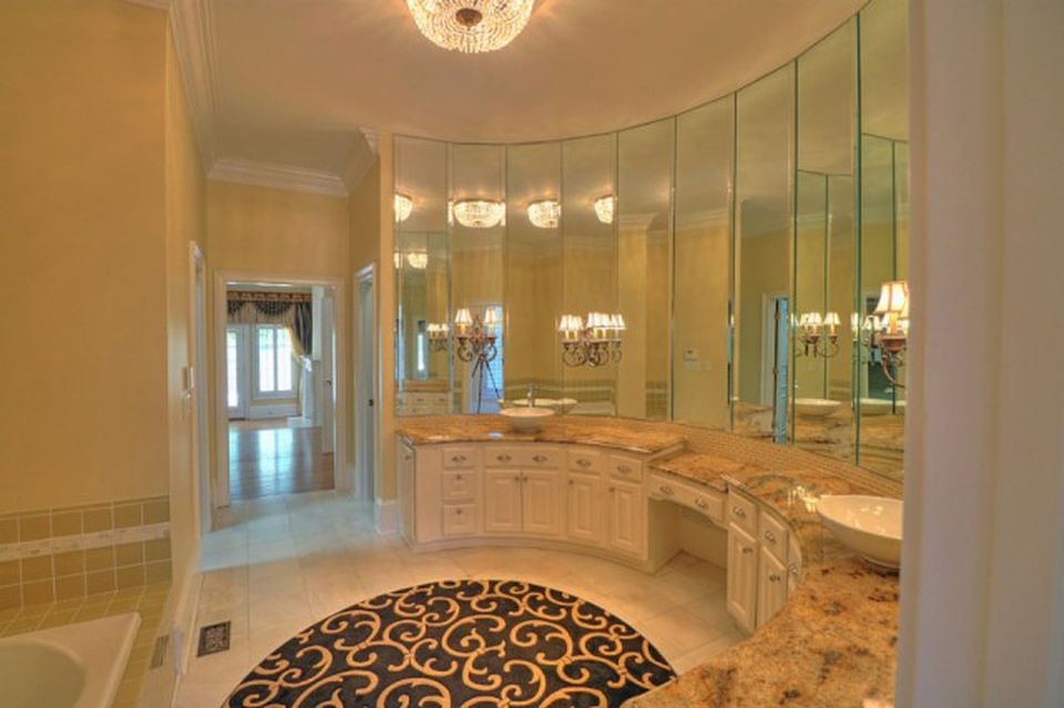 ON THE MARKET Replica of Tennessee's 'Rattle and Snap' Plantation in