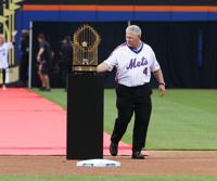 May 28, 2016: Lenny Dykstra (4) touches the Mets 1986 World