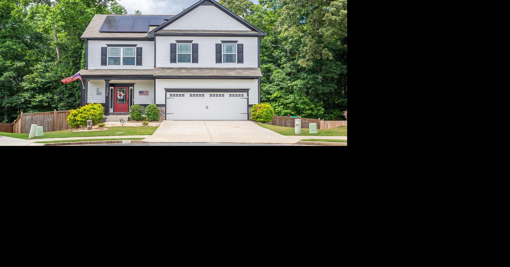 ON THE MARKET A short walk to all downtown Hoschton has to offer