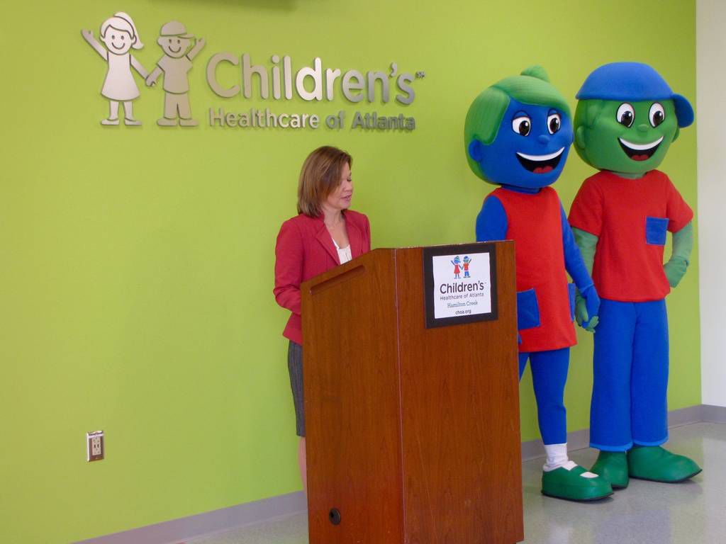 Patients, Dacula community gathers to cut ribbon at new