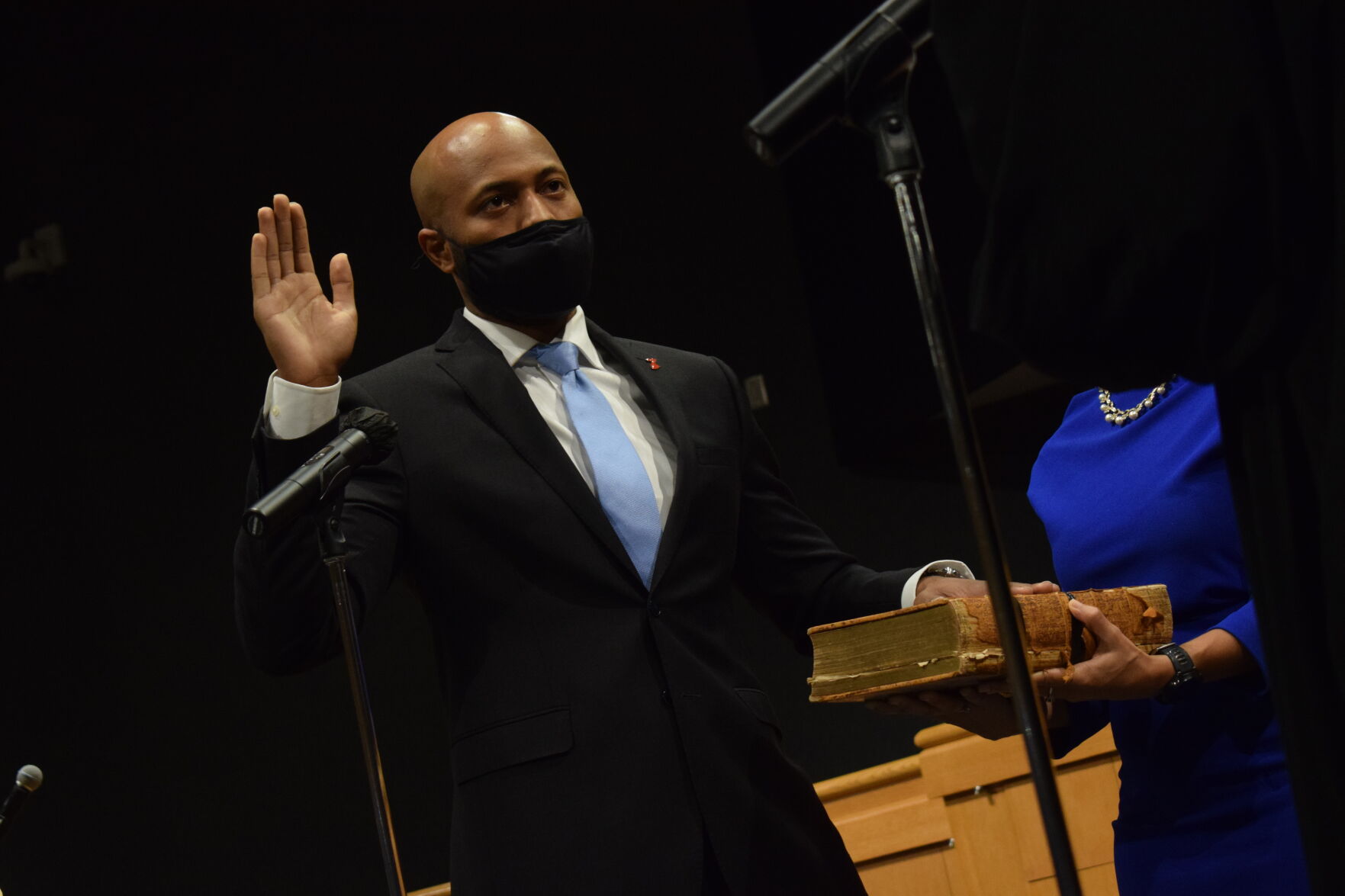Kirkland Carden sworn in as Gwinnett's new District 1 commissioner - Vimarsana News