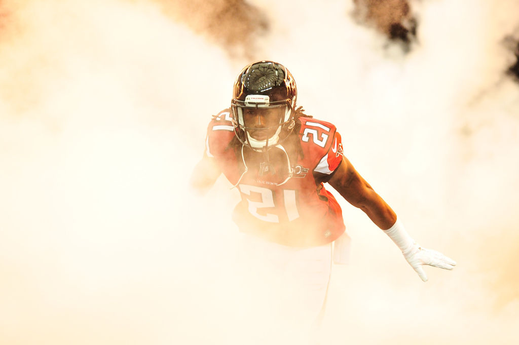 November 29, 2015: #28 Adrian Peterson of the Minnesota Vikings in action  during NFL game between Minnesota Vikings and Atlanta Falcons in the  Georgia Dome in Atlanta Georgia. The Atlanta Falcons lost