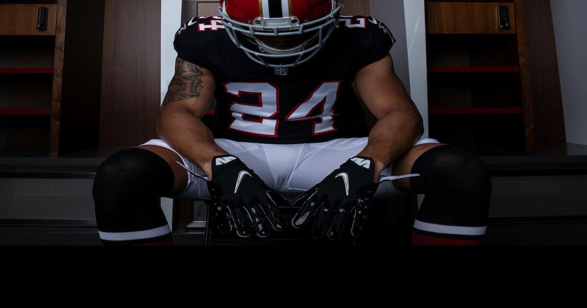 Falcons' throwback look to include red helmet, black jersey