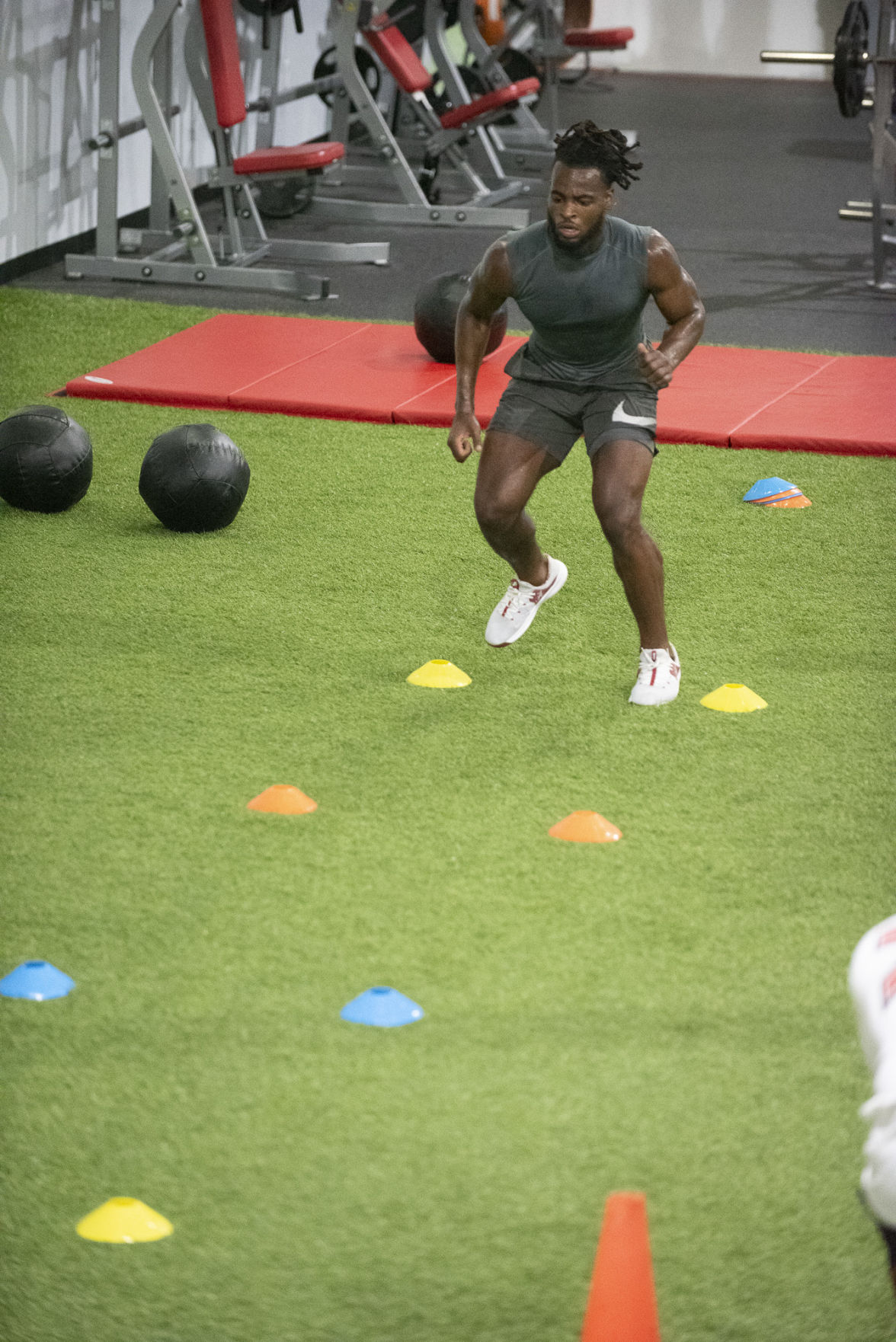 Iron Bowl Training Auburn Alum Brad Lester Works With Alabama Rb Najee Harris In Gwinnett This Summer Sports Gwinnettdailypost Com