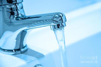 running-water-from-a-faucet-wdnet-studio.jpg