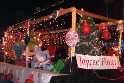 Lhannibal Parade Christmas 2022 Hannibal Jaycees' Christmas Parade Brings Out Huge Crowd | Article |  Hannibal.net