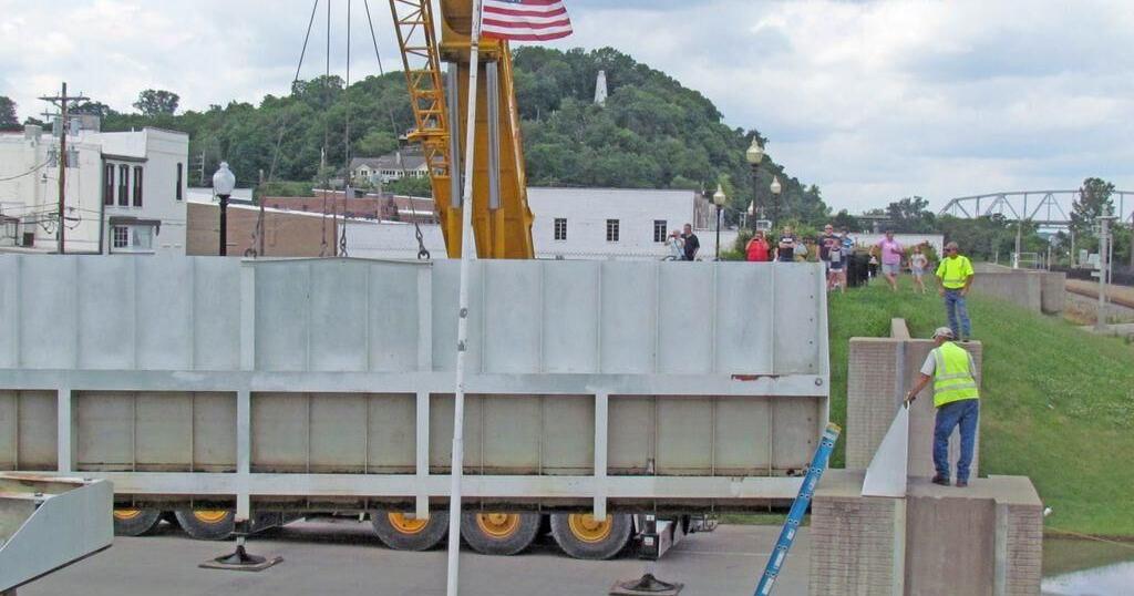 Rapidly rising river forces city to install all its flood gates ...
