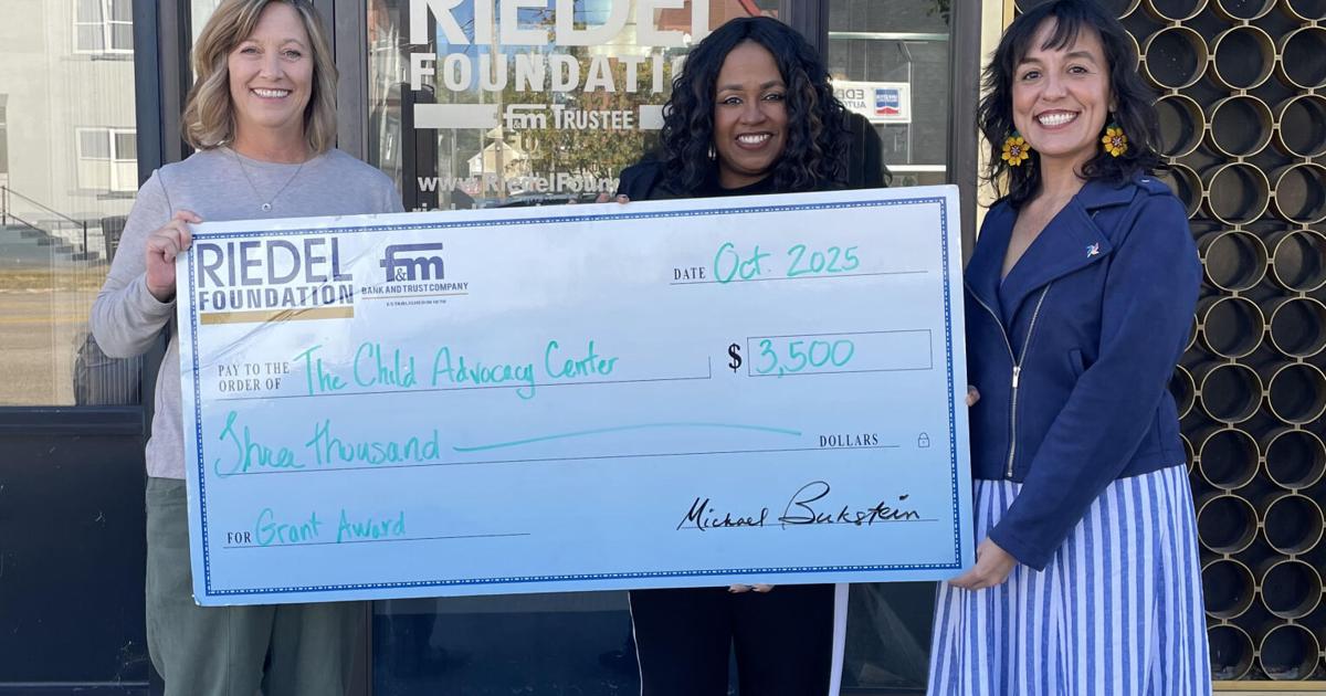 Riedel Foundation presents grant to CAC of NE Missouri
