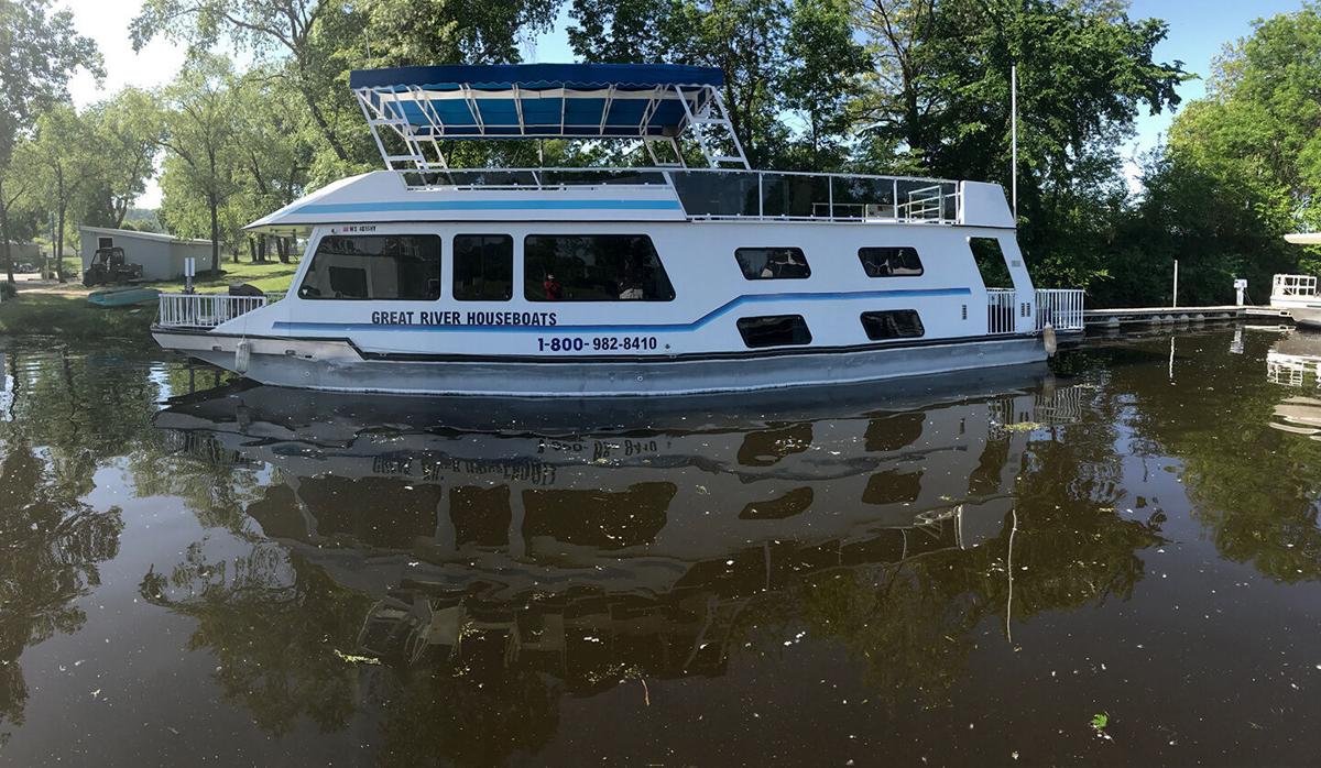 Alma Great River Houseboats Delite.JPG