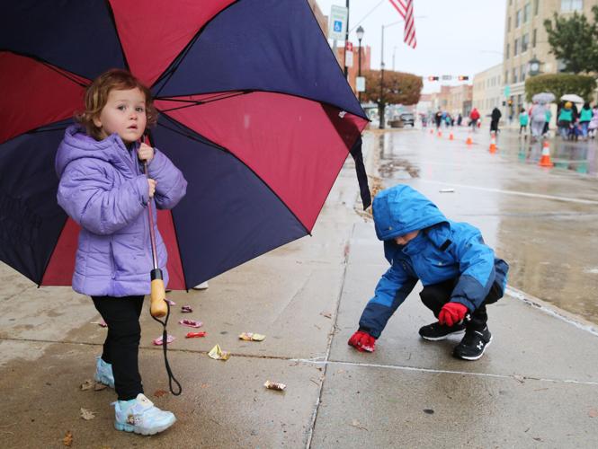 Dedicated supporters brave sprinkles for vets parade | News ...