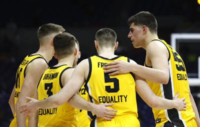 Men's Basketball Huddle