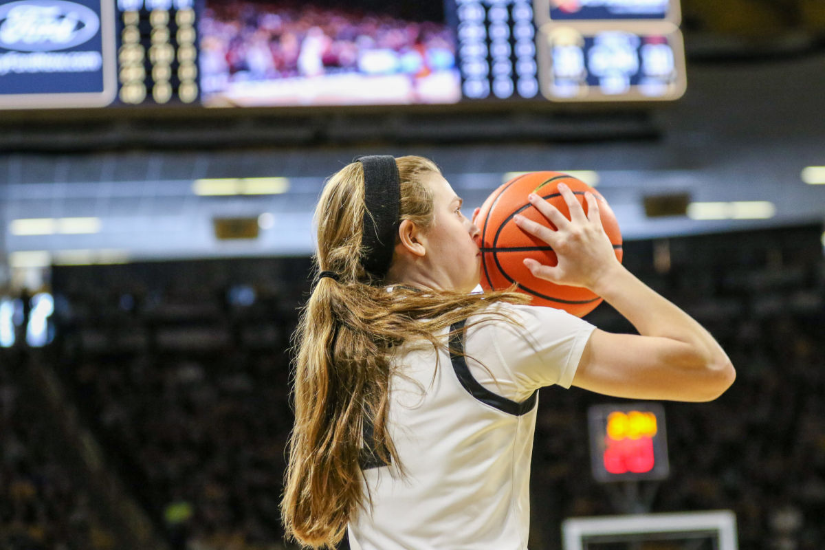 Molly Davis Joins Evansville Staff | Basketball | Hawkeyenation.com