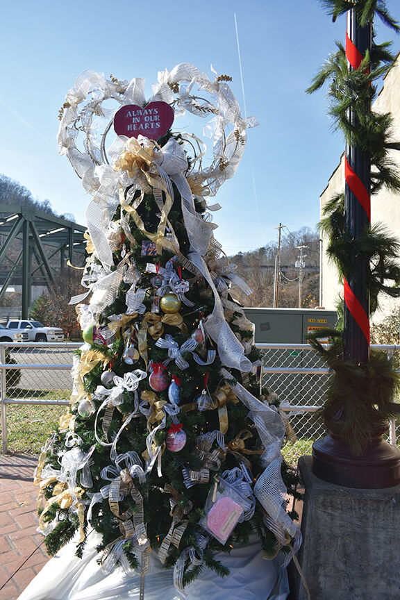 "Parents of Angels" group decorates an angel tree on Main Street | News - Vimarsana News