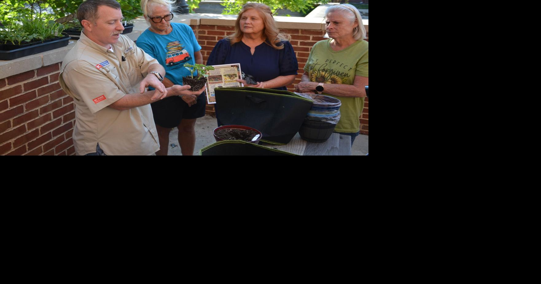 Perry patio hosts potting class | Archives | hendersondispatch.com