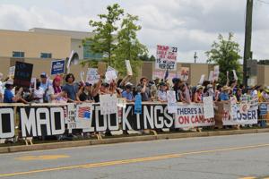 Cheers, chants and 'No Kings' signs greet Trump in east Cobb