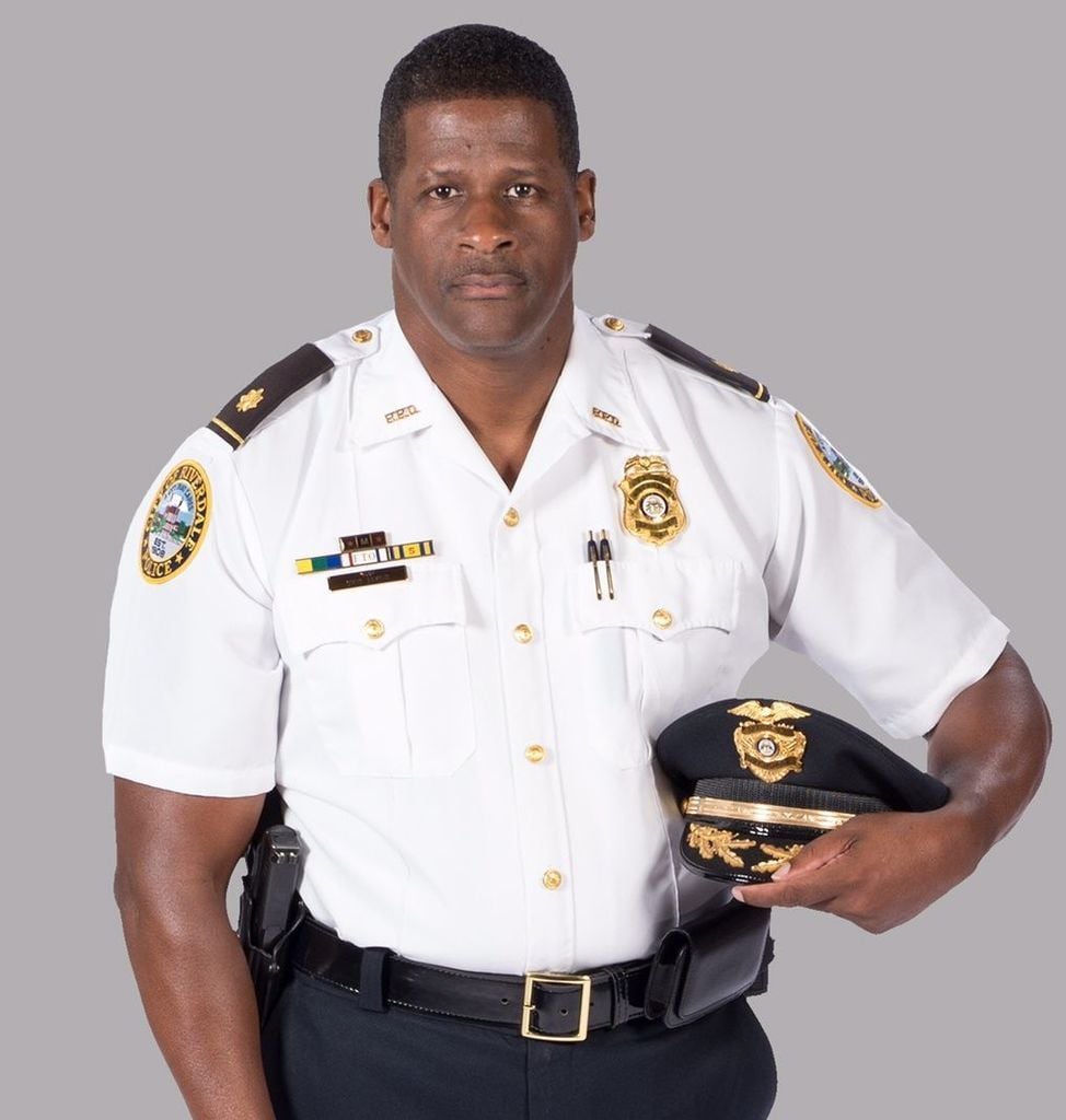 Riverdale police officer dies after being shot during execution of no