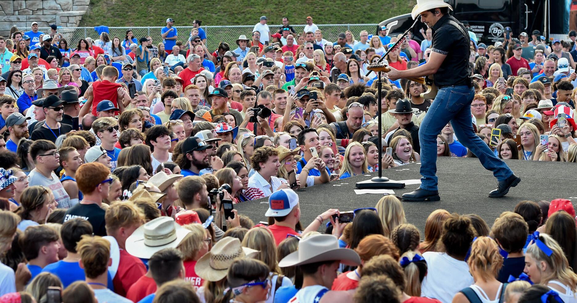 PHOTOS: Brad Paisley pays visit to new Herbert Hoover High - Vimarsana News