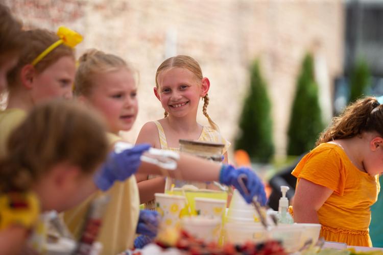 Photos Huntington Dance Theatre hosts lemonade stand at The Market
