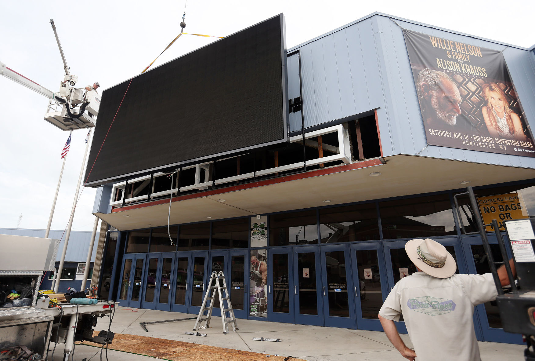 Big Sandy Superstore Arena Readies Video Board For Installation News   5d08424aa3d1a.image 