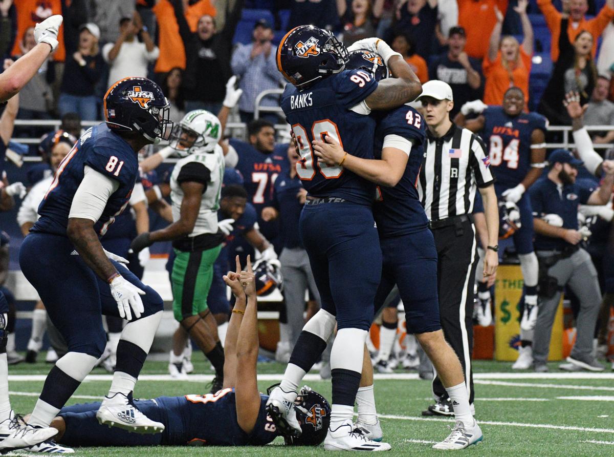 2017 1119 mu football22.jpg