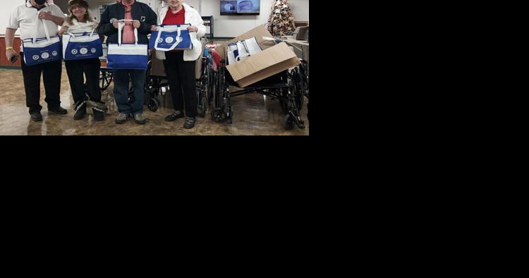 Volunteers take gift bags to veterans on Christmas morning - Vimarsana News
