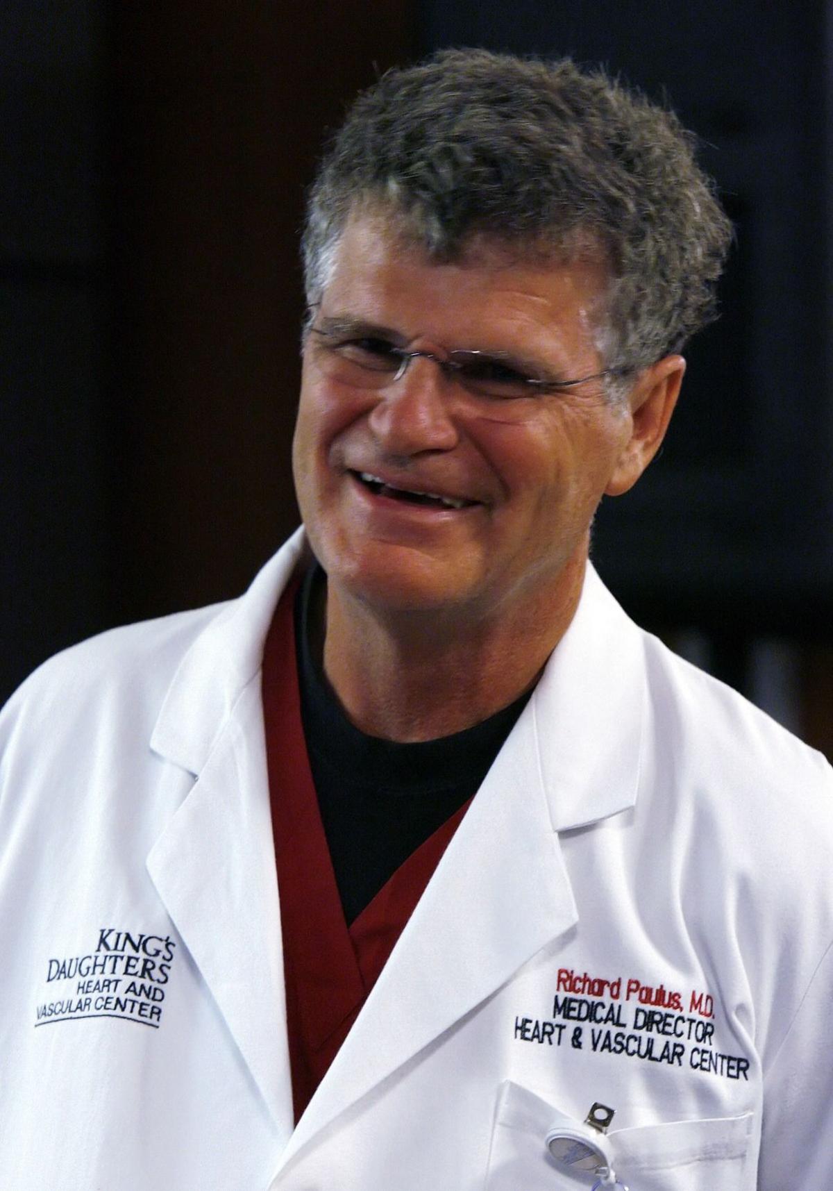 Gallery KDMC Cardiologist Richard Paulus Receives Award Multimedia