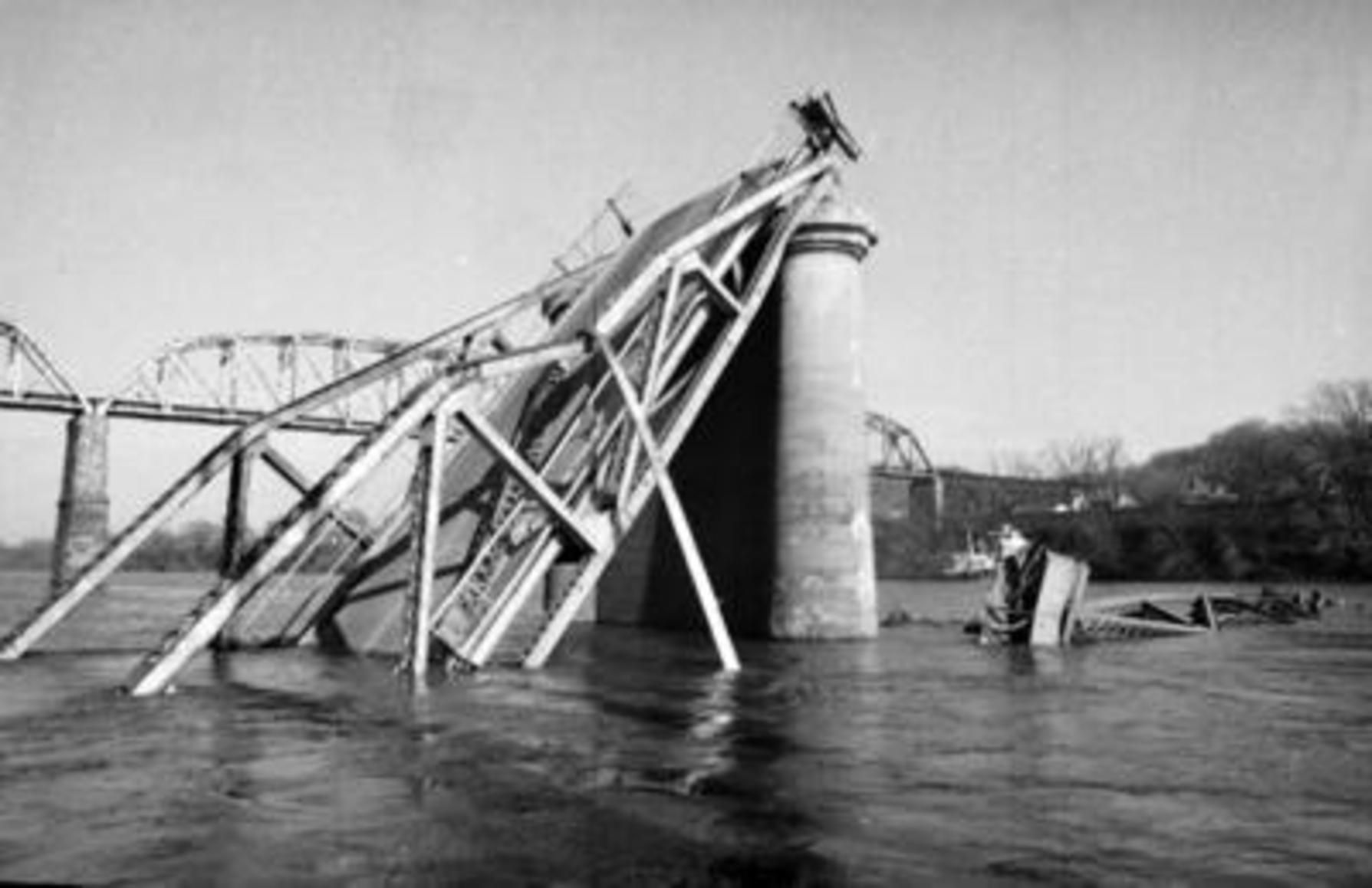 Gallery: Historical Photos Of The 1967 Collapse Of The Silver Bridge ...