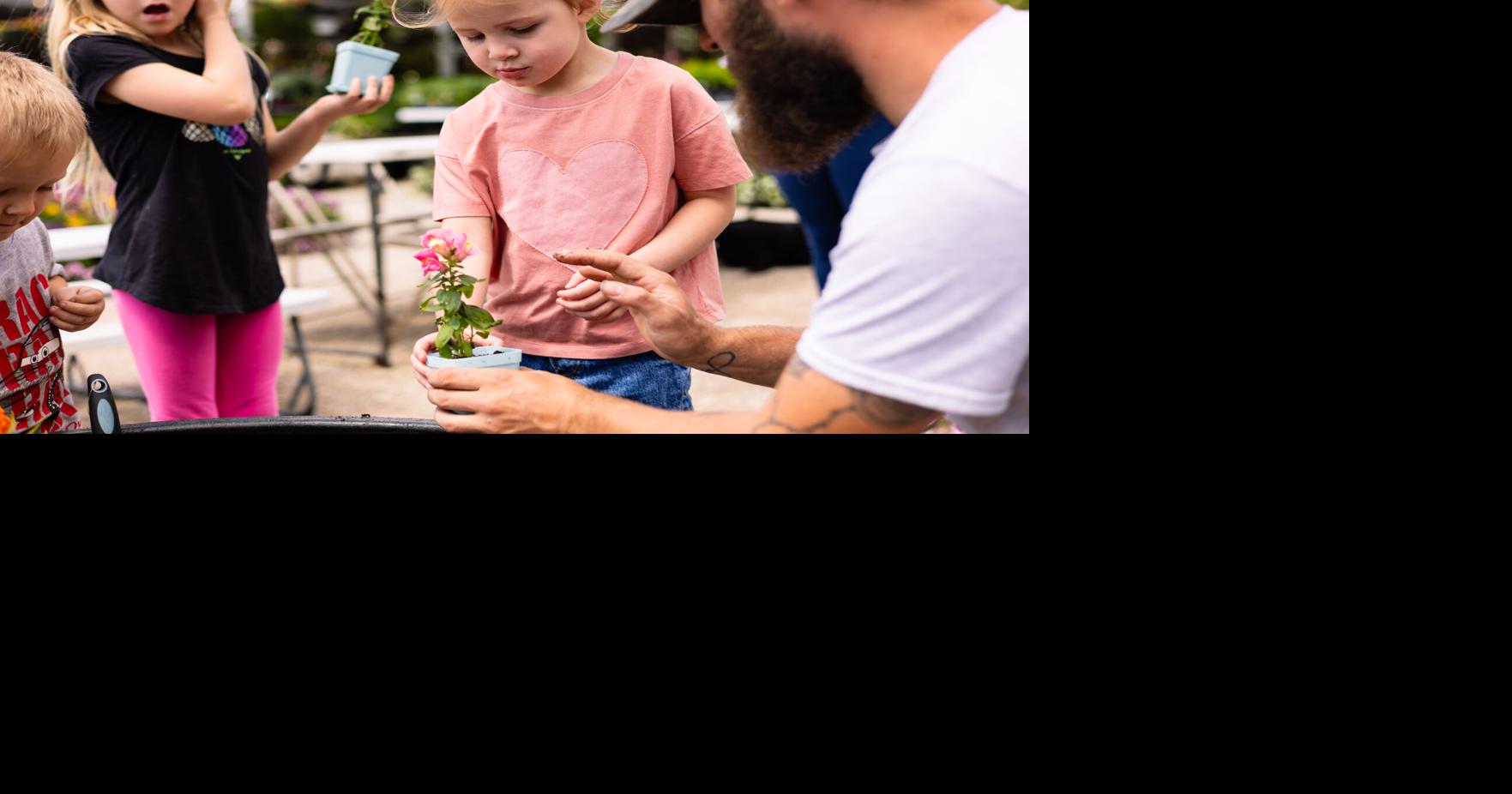 Children pick flowers for moms at annual Floyd's event