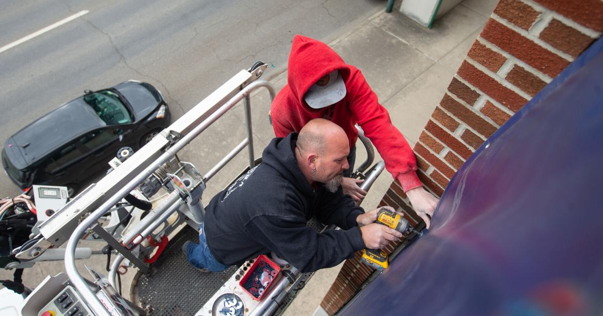 No mires hacia abajo: un empleado coloca un letrero en el estacionamiento de Marshall |  Noticias