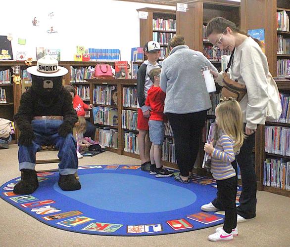 Smokey in the stacks: Bear visits Eleanor Library | Putnam News ...