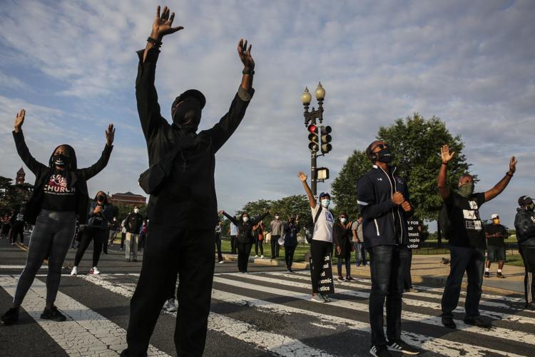 Thousands join in Sunday prayer and protest in front of the White House ...