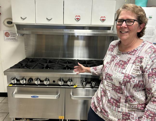 090224-bhc-nws-soup-kitchen-new-stove-p3.JPG