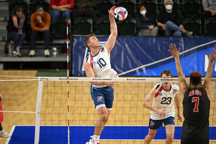 NCAA MEN'S VOLLEYBALL Ohio State survives epic third set to top King