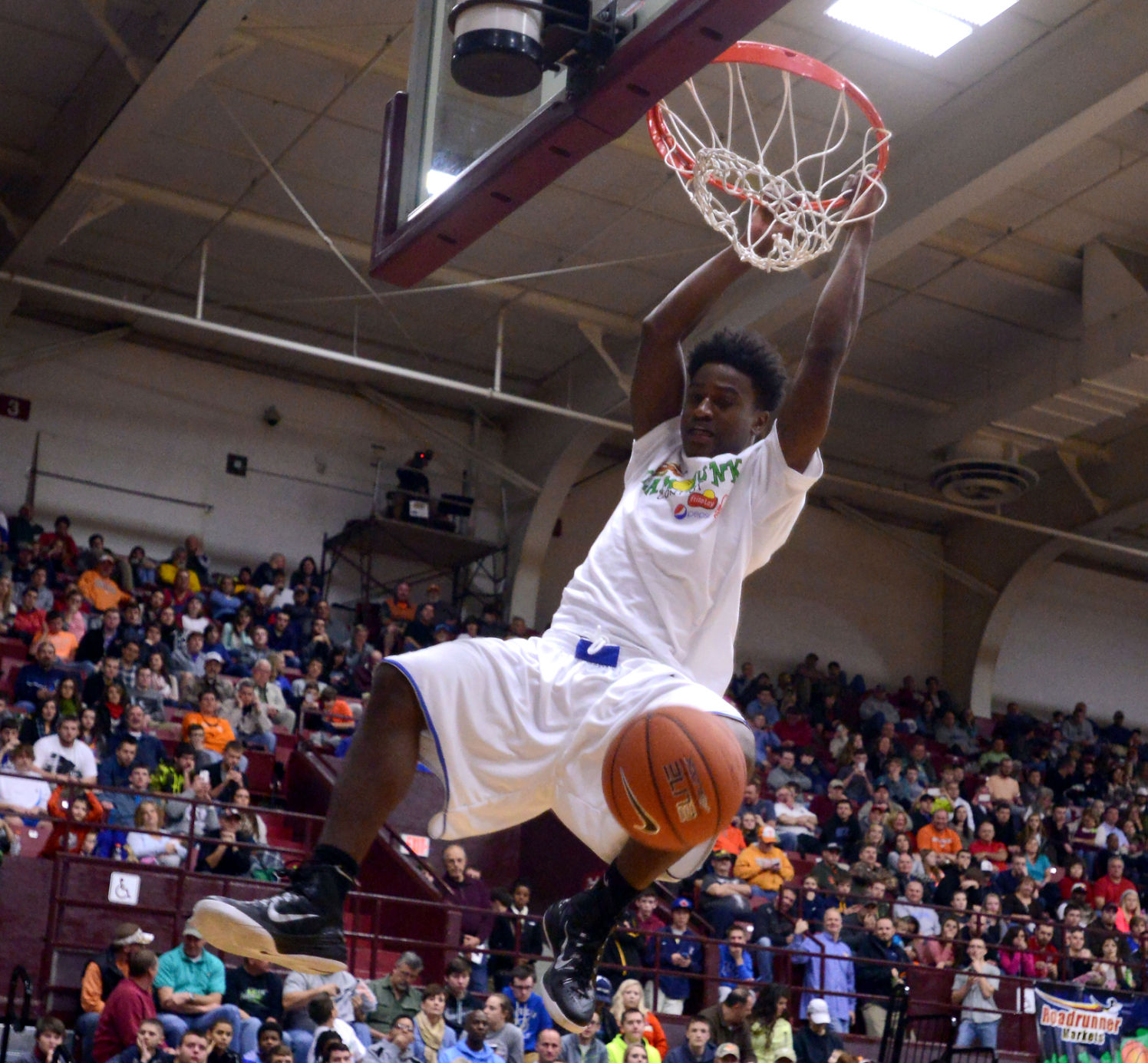georgiadis wins dunk title sports heraldcourier com flyers basketball win and arbys