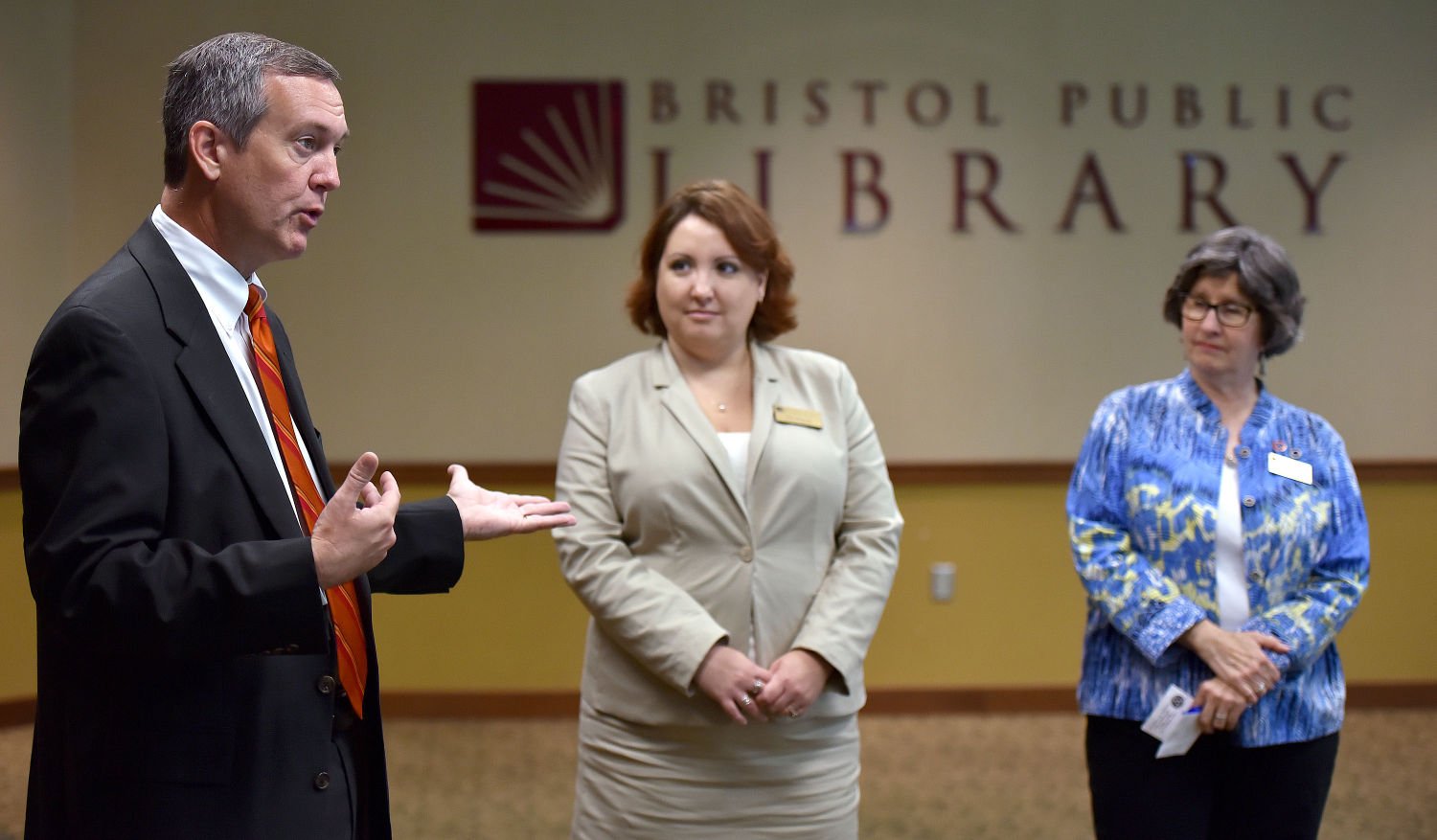 TN Secretary Of State Visits Library