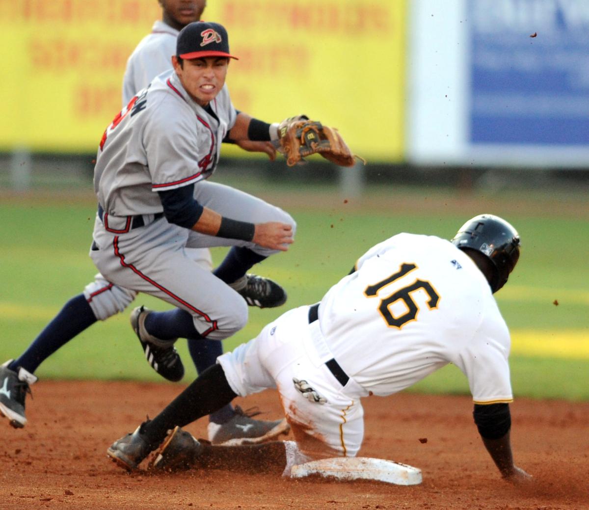 Options plentiful for Braves' third base, bench competitions