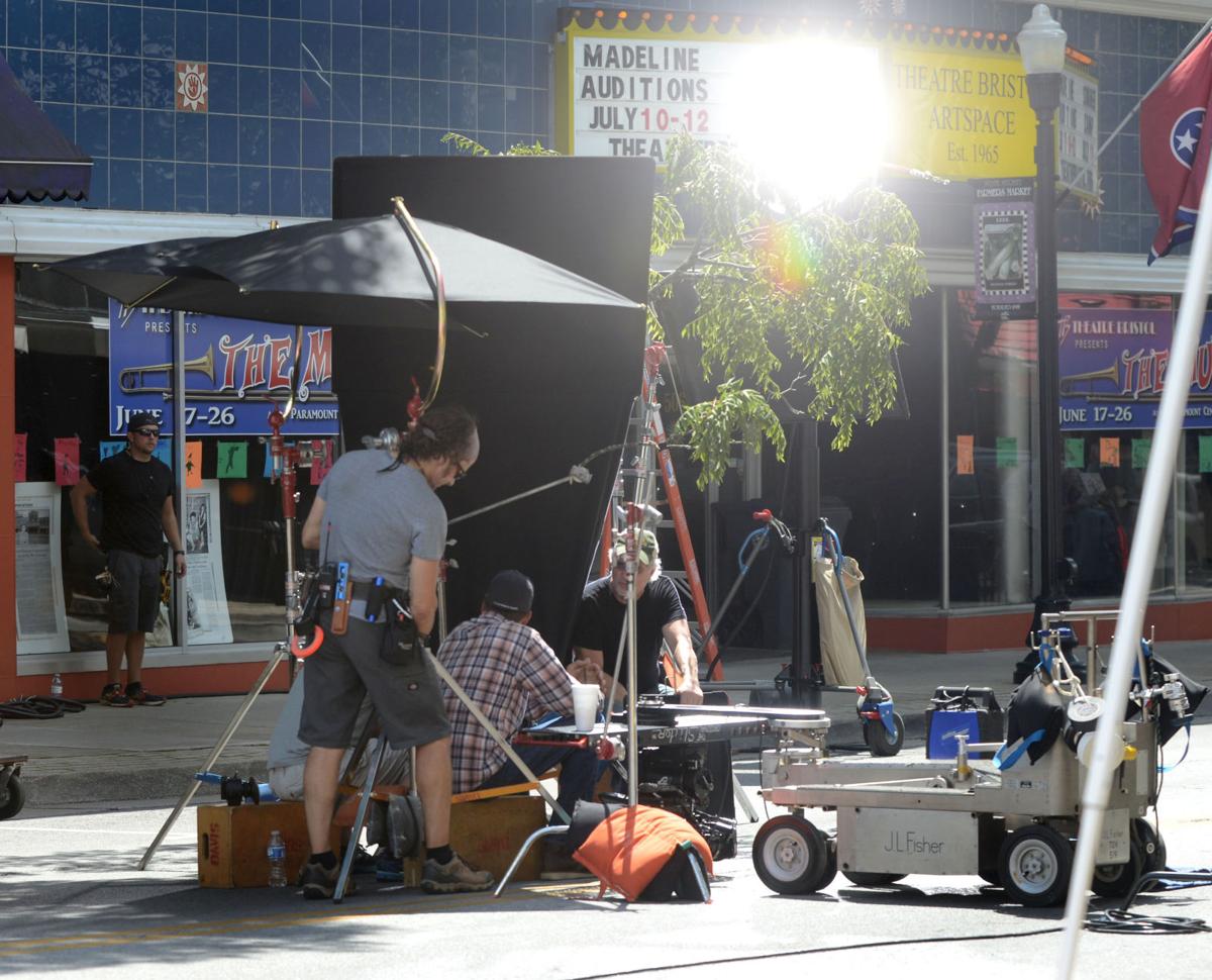 GEICO gecko returns as grand marshal of Bristol Christmas Parade News