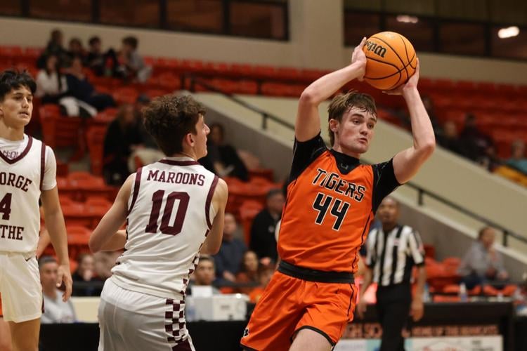 VHSL BOYS BASKETBALL Honaker adds Region 1D hoops gold to regional