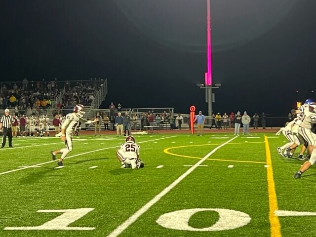 VIDEO: Elliott makes ridiculous field goal