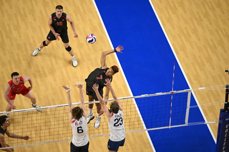 NCAA MEN'S VOLLEYBALL Ohio State survives epic third set to top King