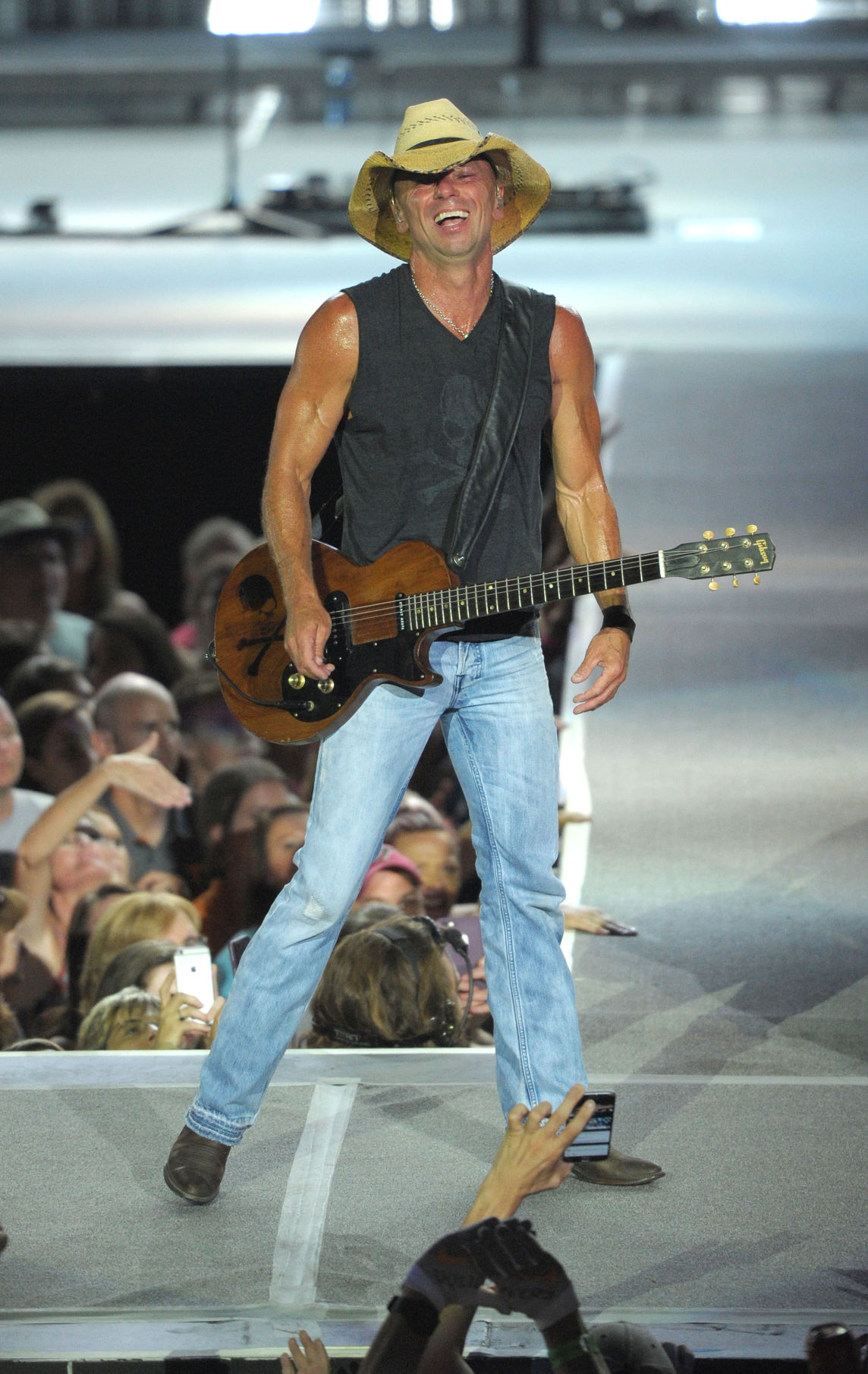 Kenny Chesney Tailgate Party Concert | Galleries | heraldcourier.com