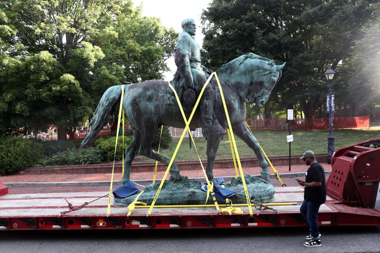 Lee statue removed